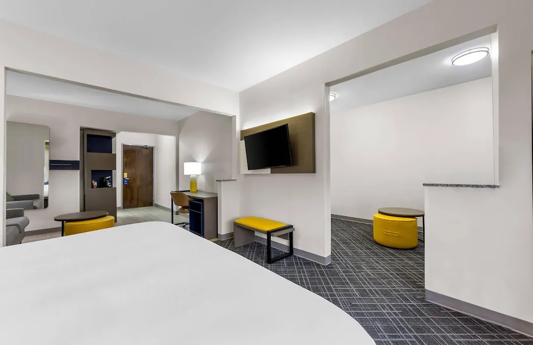 Comfort Suites London South-1