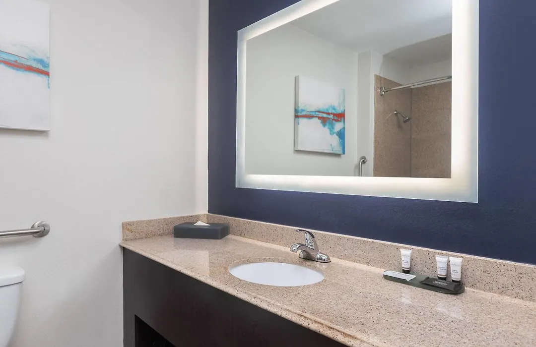 La Quinta Inn And Suites By Wyndham Paris-1