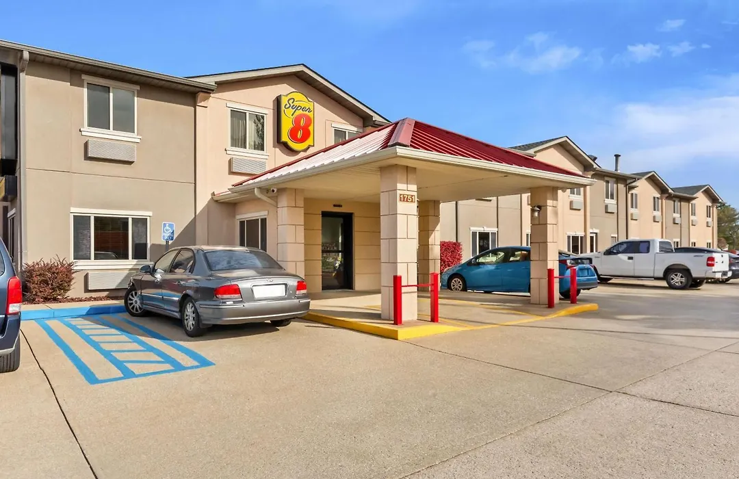 Super 8 By Wyndham Bloomington University Area-1