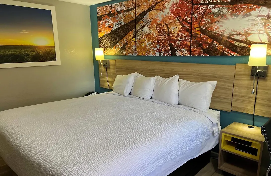 Days Inn By Wyndham Warrensburg-1