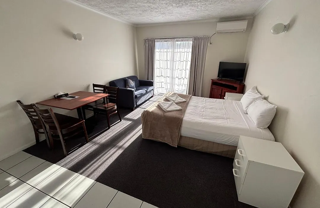 Shakespeare Motel-1