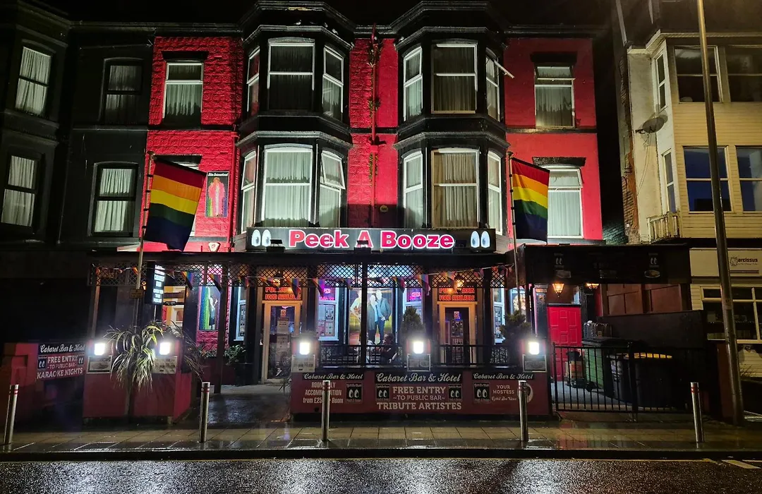 Peek-A-Booze - Budget Hotel - Adults Only-1