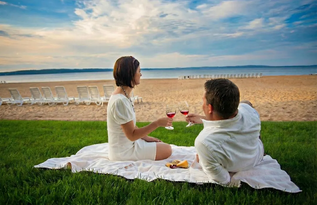 Pointes North Beachfront Hotel - 2 Person Spa Tub Studios-1