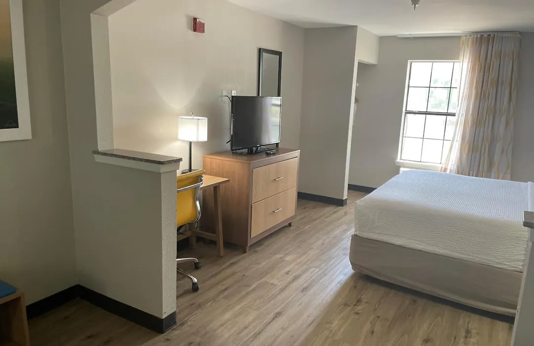 Days Inn By Wyndham Dallas Plano-1