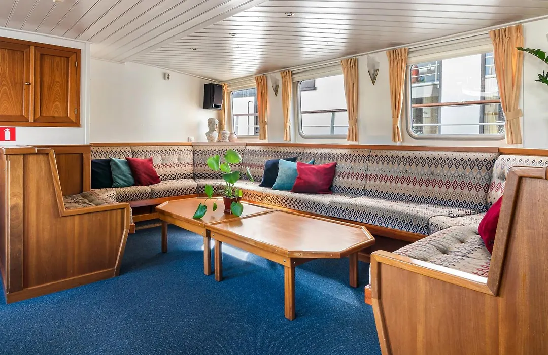 Botel Sailing Home-1
