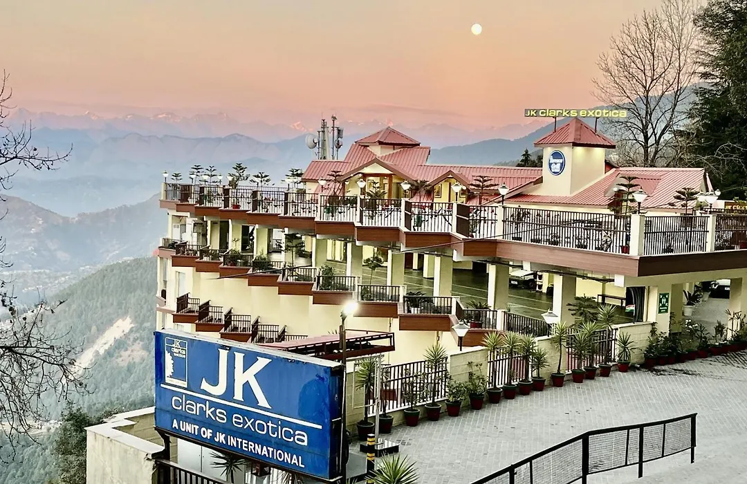 Jk Clarks Exotica - Centrally Located With Stunning Valley View-1