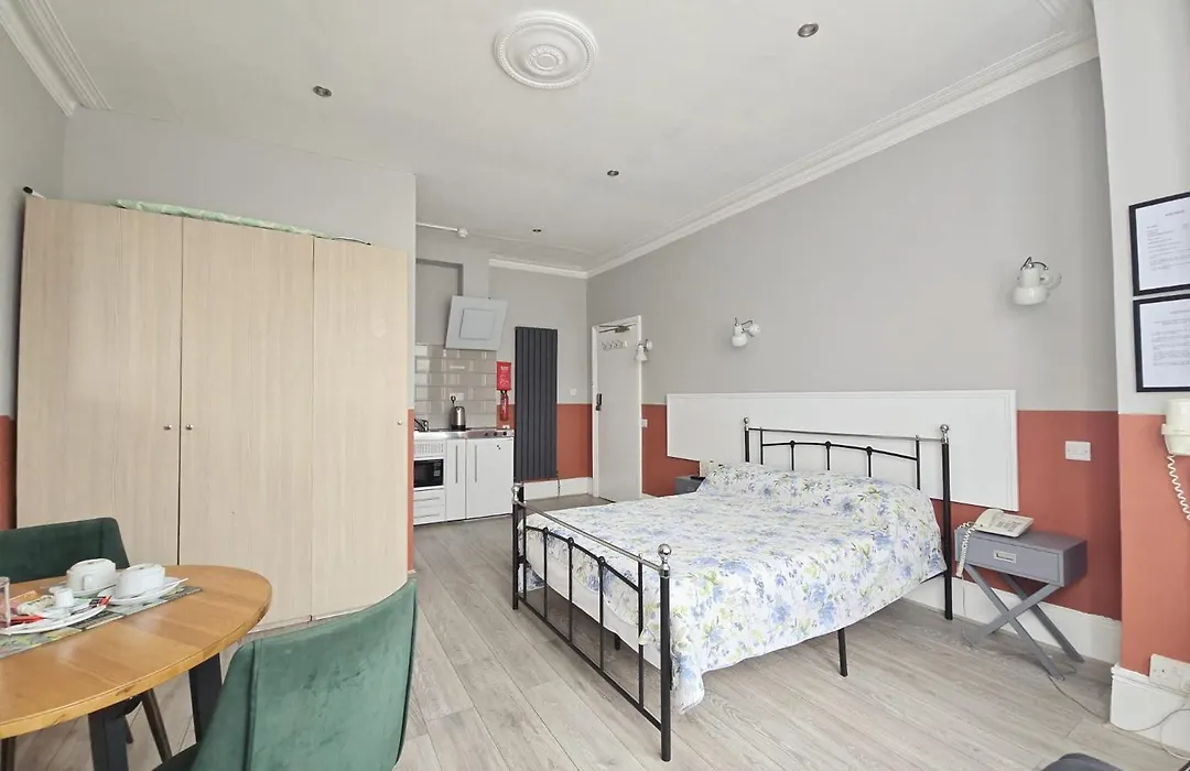 Avis Hotel-1