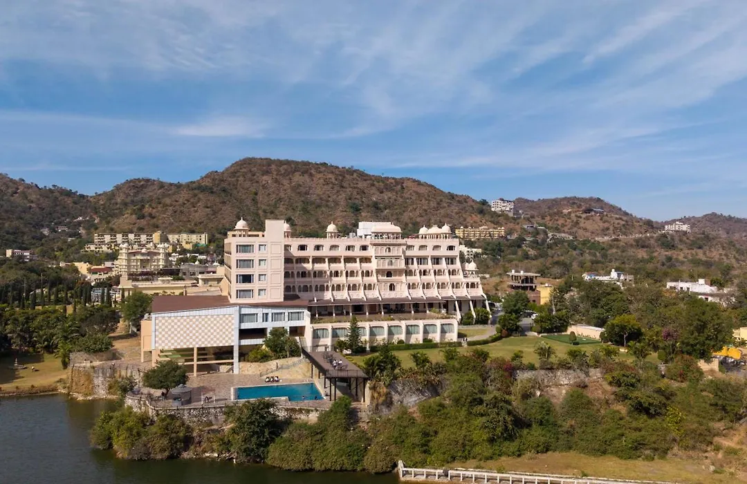 Via Lakhela Lakeview Resort & Spa-1