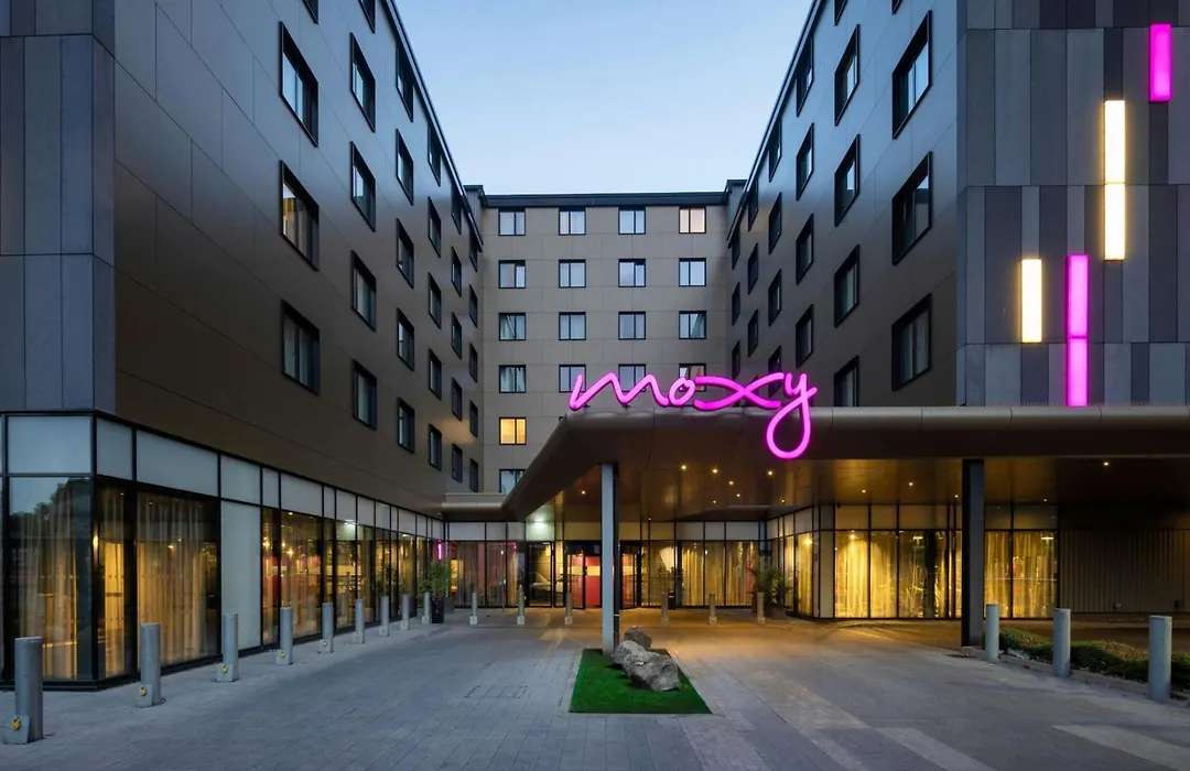 Moxy London Heathrow Airport-1