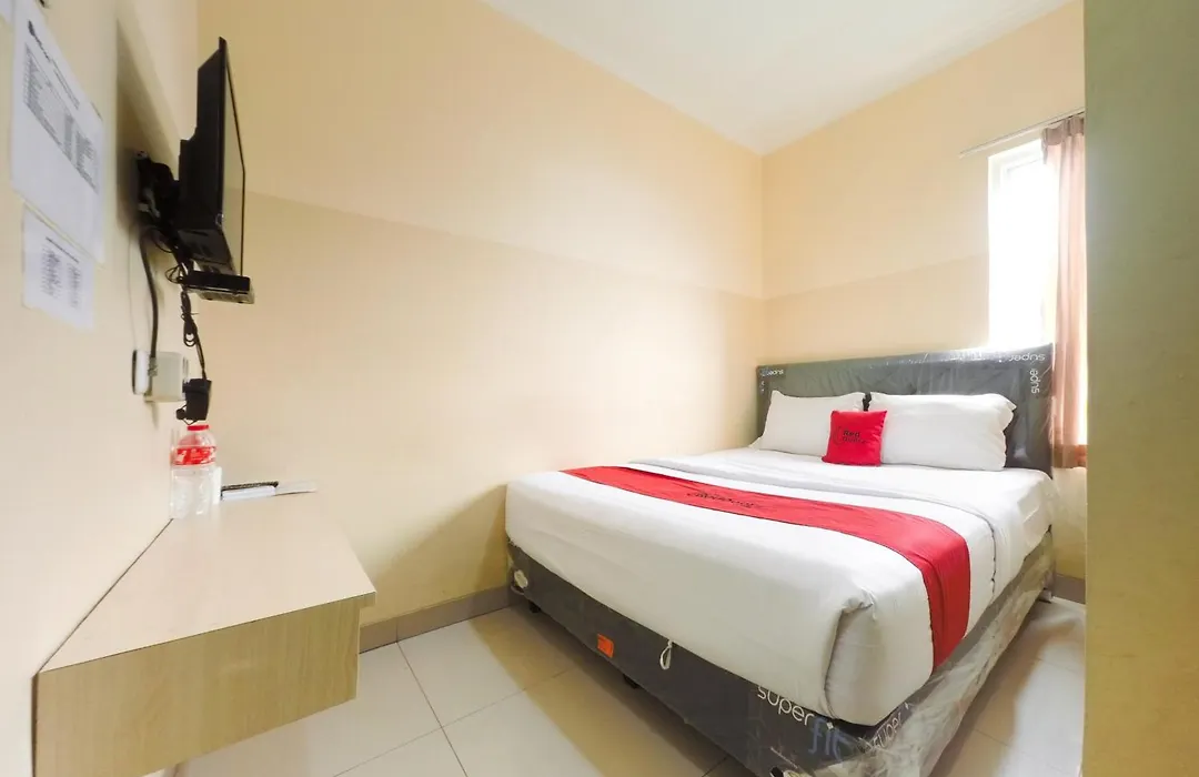 Reddoorz Plus Near Mall Ciputra Jakarta-1