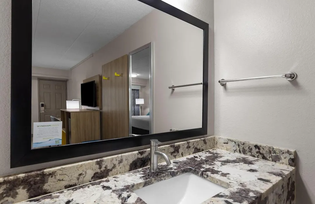 Days Inn By Wyndham Charleston Wv-1