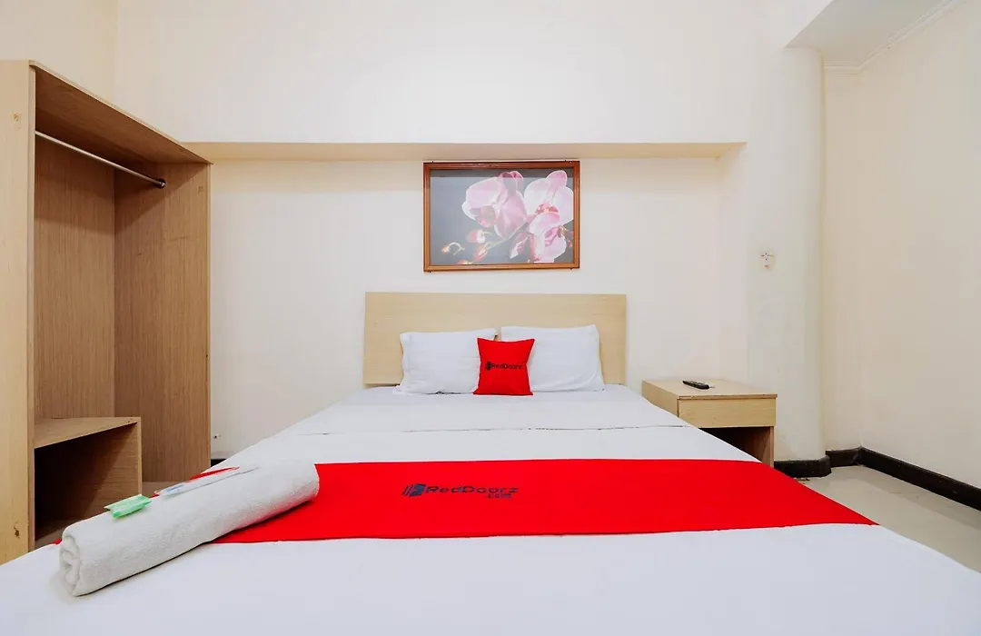 Reddoorz Near Istana Plaza 2-1
