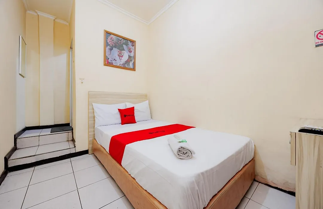 Reddoorz Near Istana Plaza 2-1