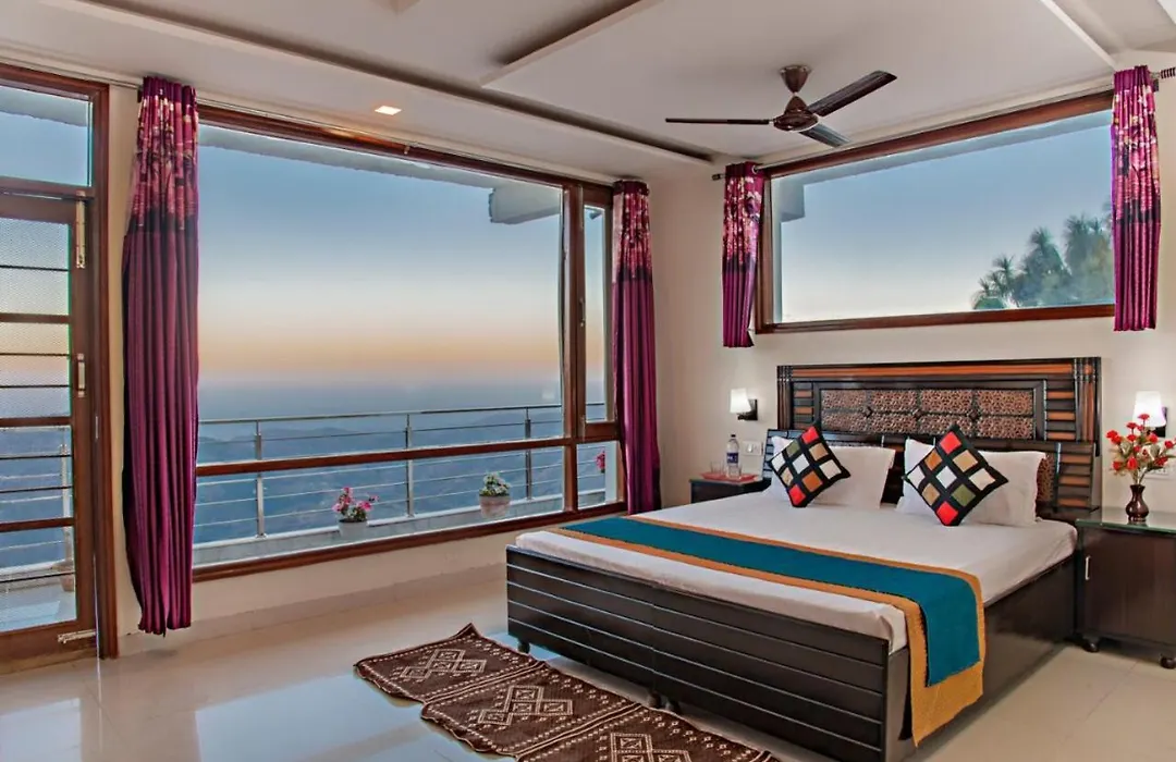 The Cloud Berry: Serviced Villa with Private Balcony and Bonfire in Kasauli-1