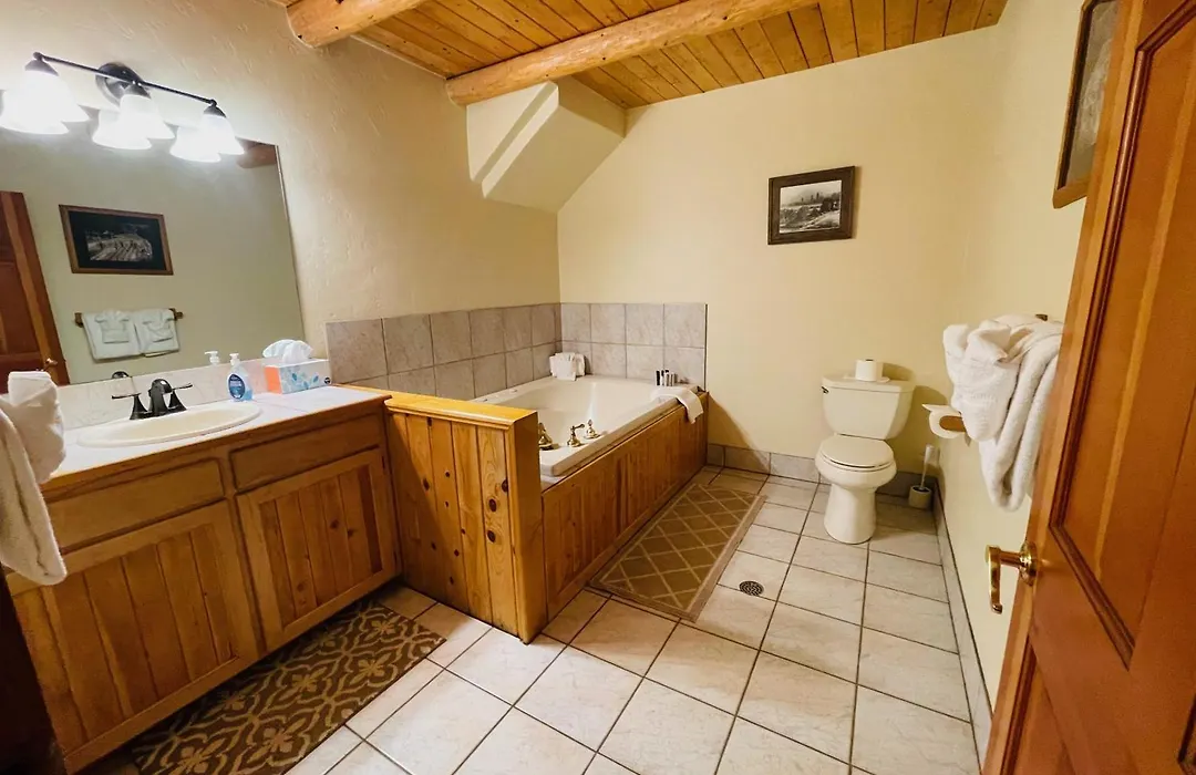 The Lindsay Lodge-1