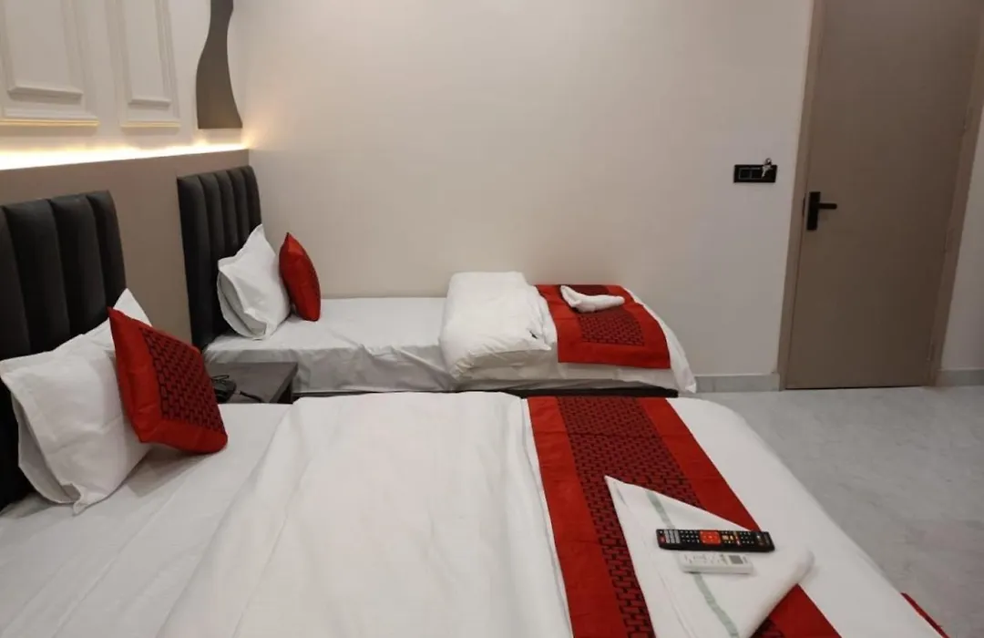 Del Fox Hotel At New Delhi Central Delhi - Just 5 Minute Away From Vfs Sivaji Stadium Metro Station-1