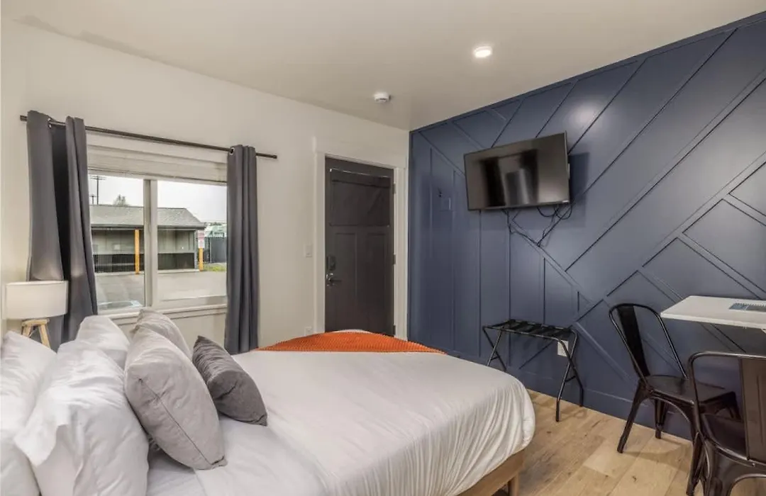 The Flats- Studio #6- Modern Downtown Stay-1
