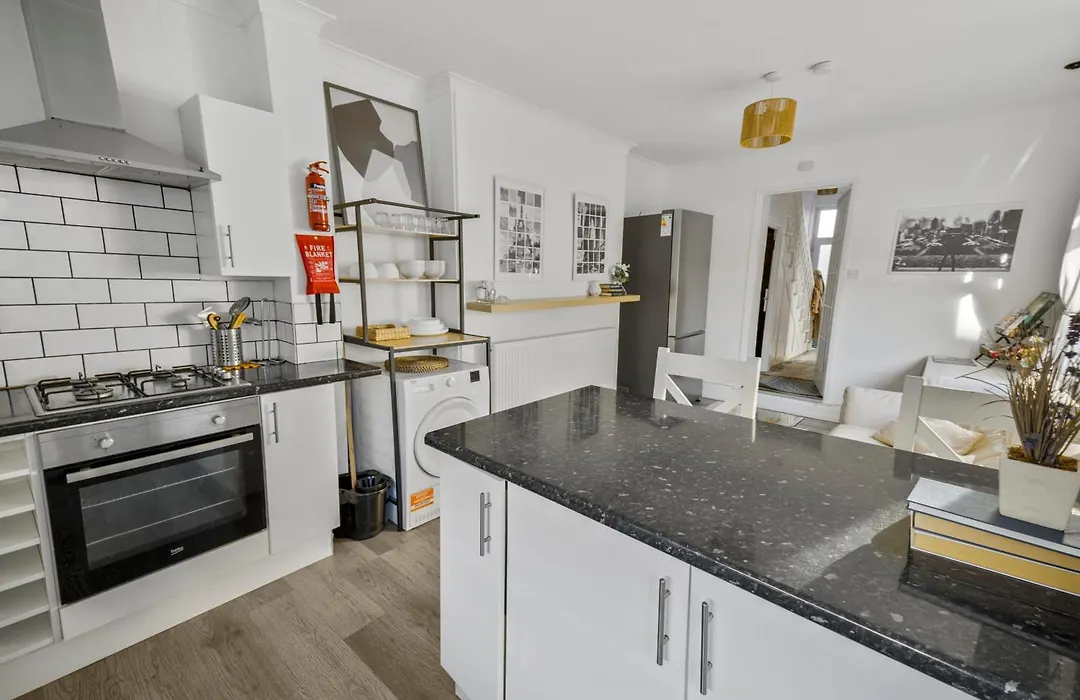 Cardiff City Guesthouse, Central Rooms, Fast Wi-Fi, On-Street Parking-1
