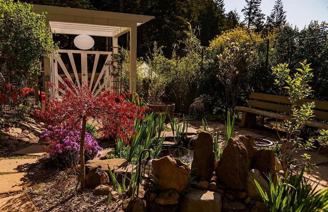 Sungate On Salt Spring - Luxurious Suite With Cedar Hot Tub & View-1