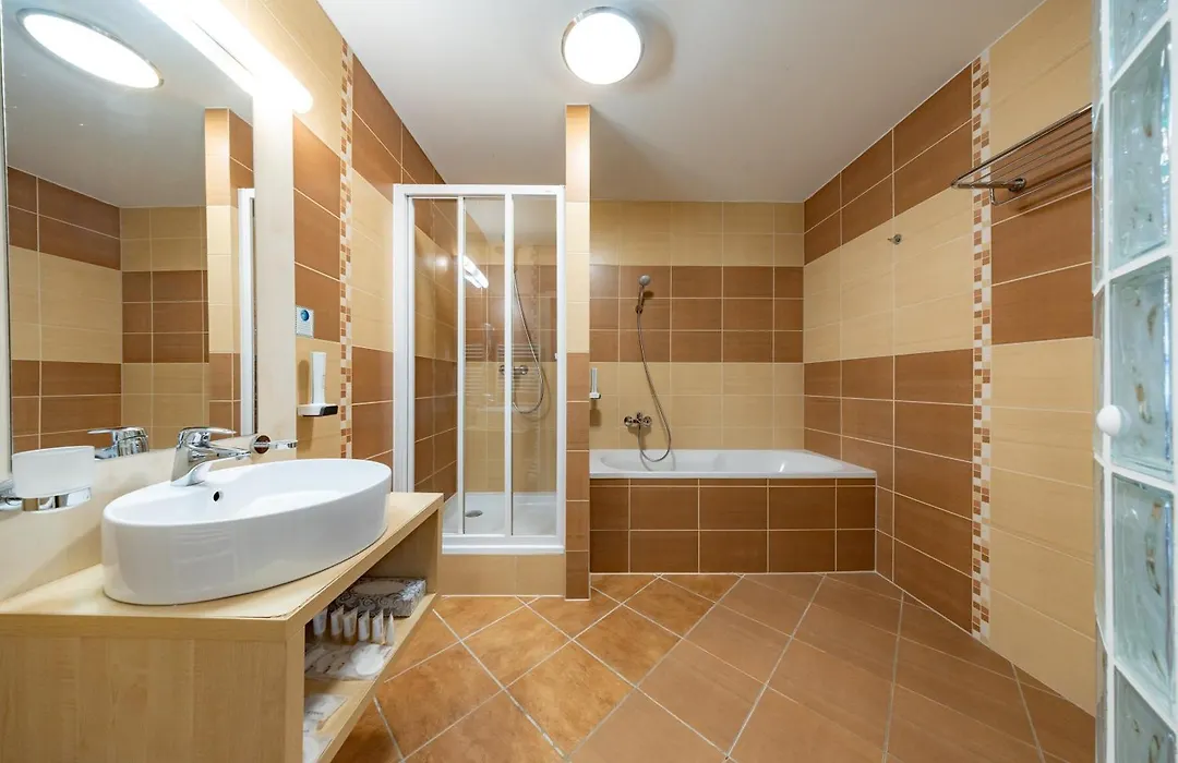 Hotel Crocus-1