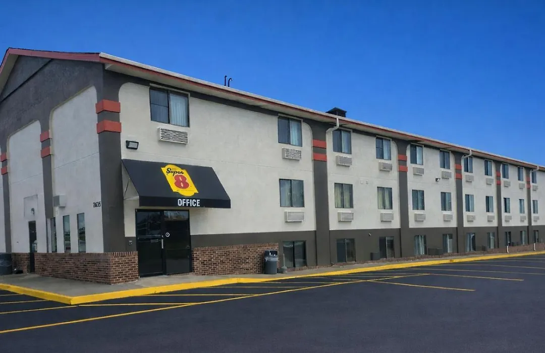 Super 8 By Wyndham Lincoln West-1