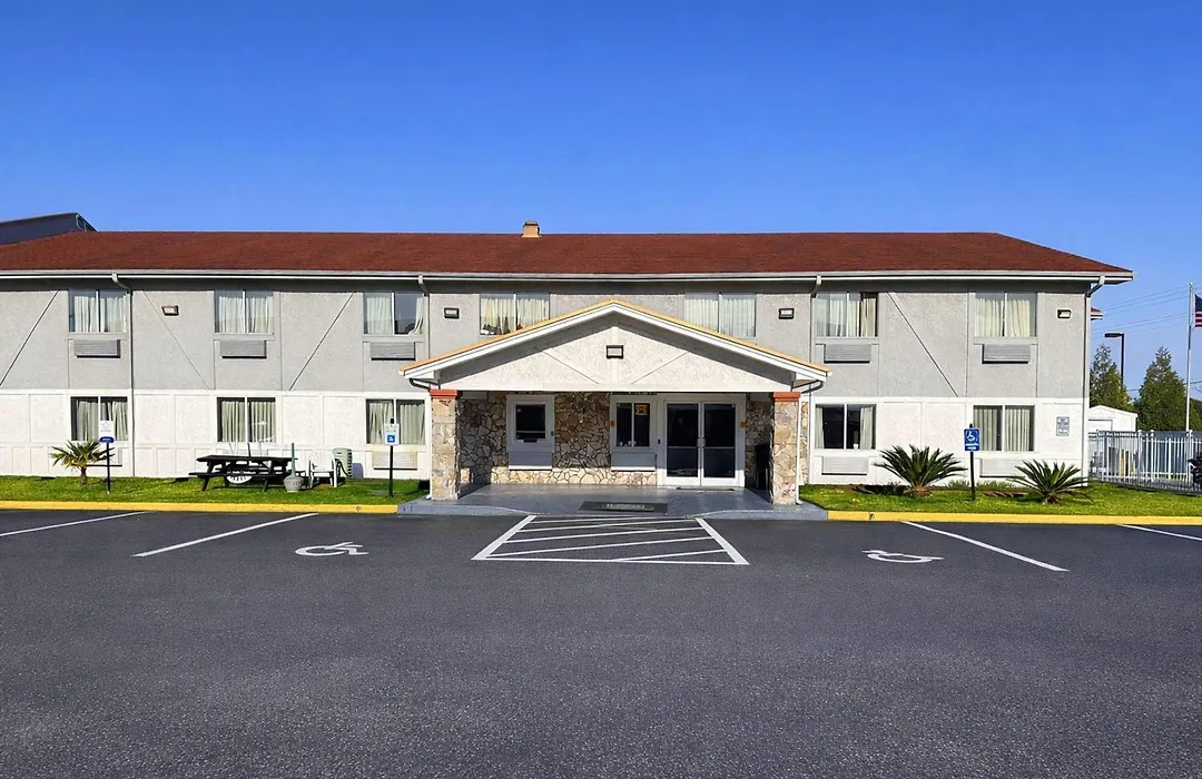 Rodeway Inn & Suites Jacksonville Near Camp Lejeune-1