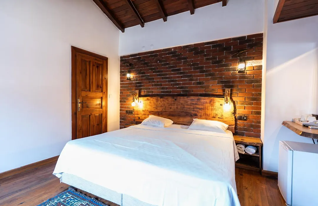 Amazon Petite Palace-1