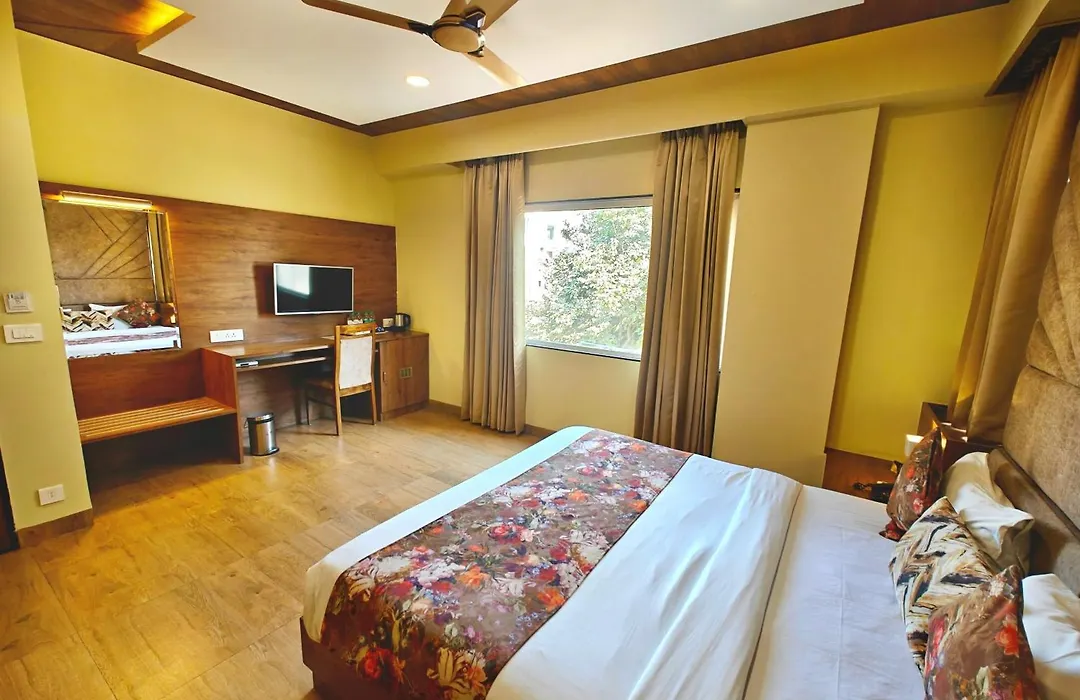 Opulence Inn - 500 Meters From Railway Station-1
