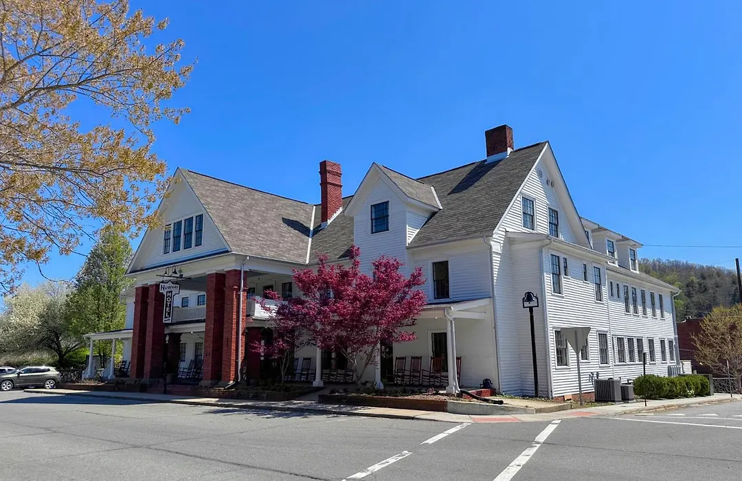 The Nuwray Hotel & Carriage House-1