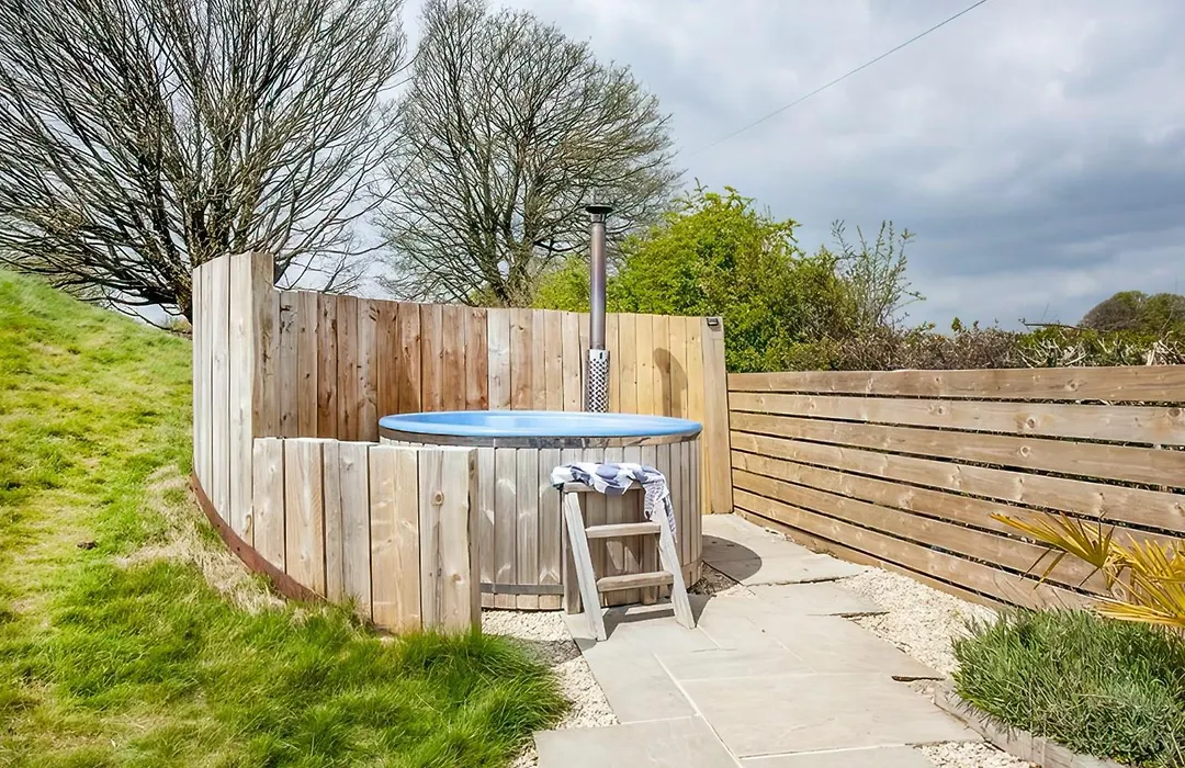 Maesbury Den-1