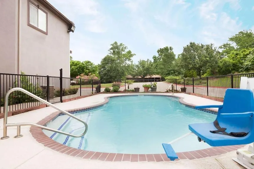 Hotel Piney Woods-1