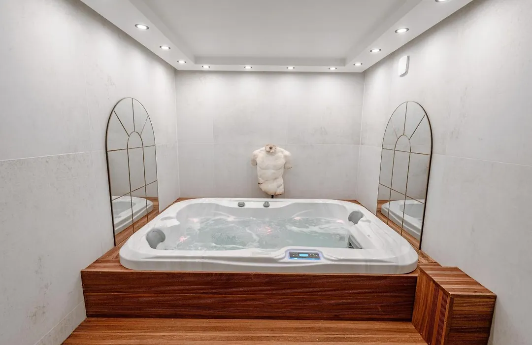 Suite Jacuzzi&Sauna privatifs - Paris - Or Norme By Le Douze-1
