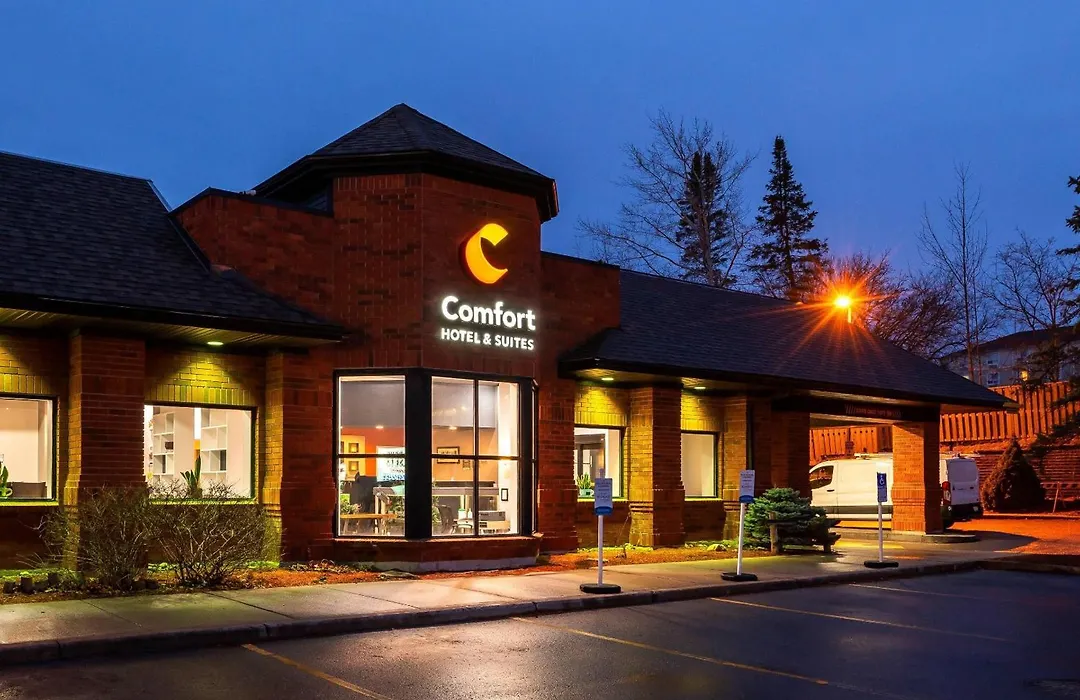 Comfort Hotel & Suites-1