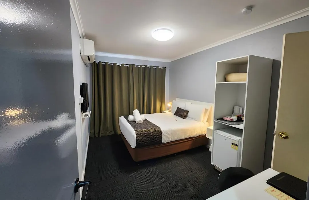 Crest Motor Inn-1