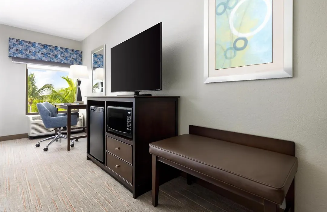 Hampton Inn Naples-Central-1