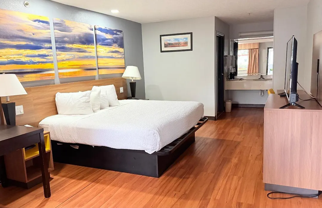 Days Inn & Suites By Wyndham Winnie-1