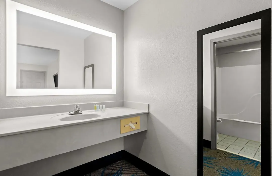 Days Inn By Wyndham Ocean Springs-1