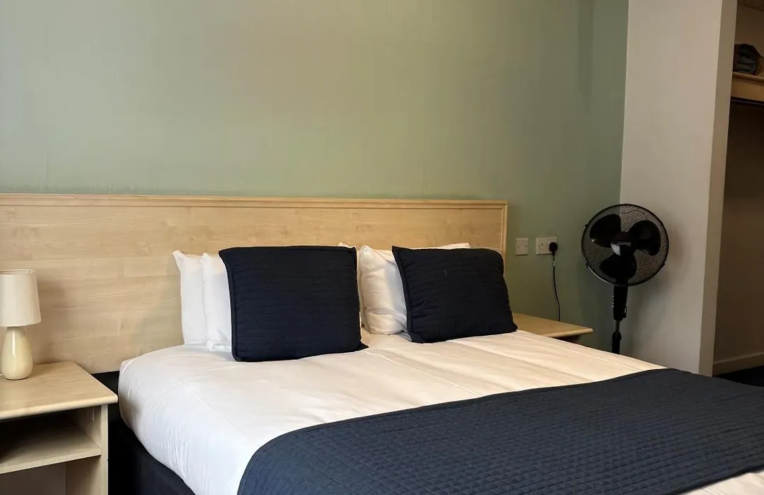 Sandown Park Lodge-1