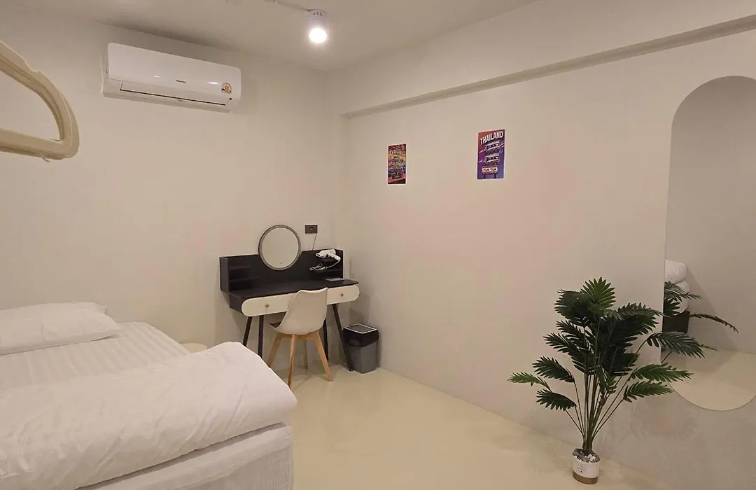 Tuk Tuk Hostel-1