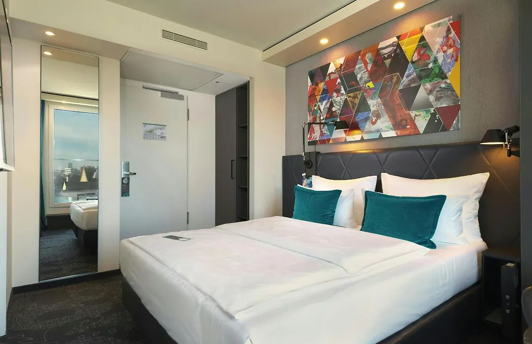 Motel One Frankfurt-Roemer-1