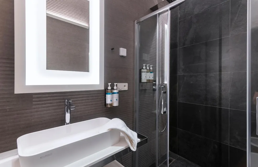 Numa Prague Poise-1