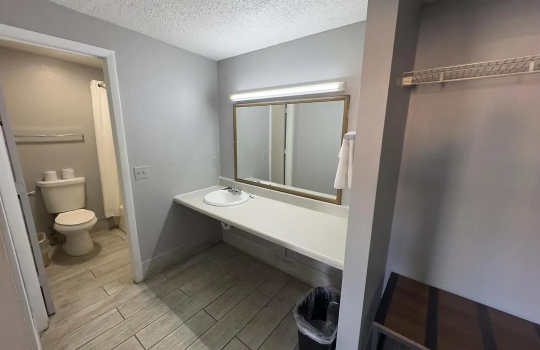 Economy Inn-1
