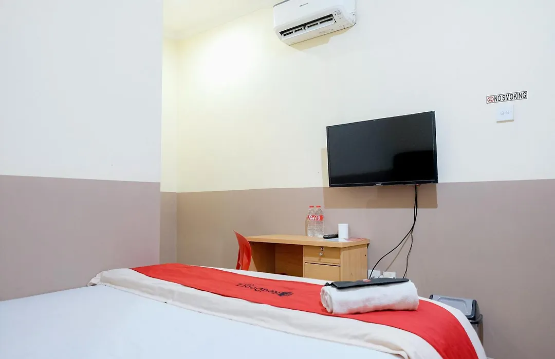 RedDoorz @ Jalan Biak Roxy Jakarta-1