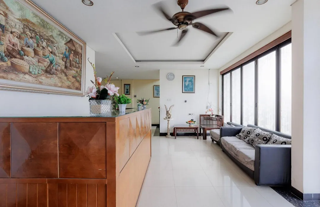 Reddoorz Plus Near Green Pramuka Square Mall-1