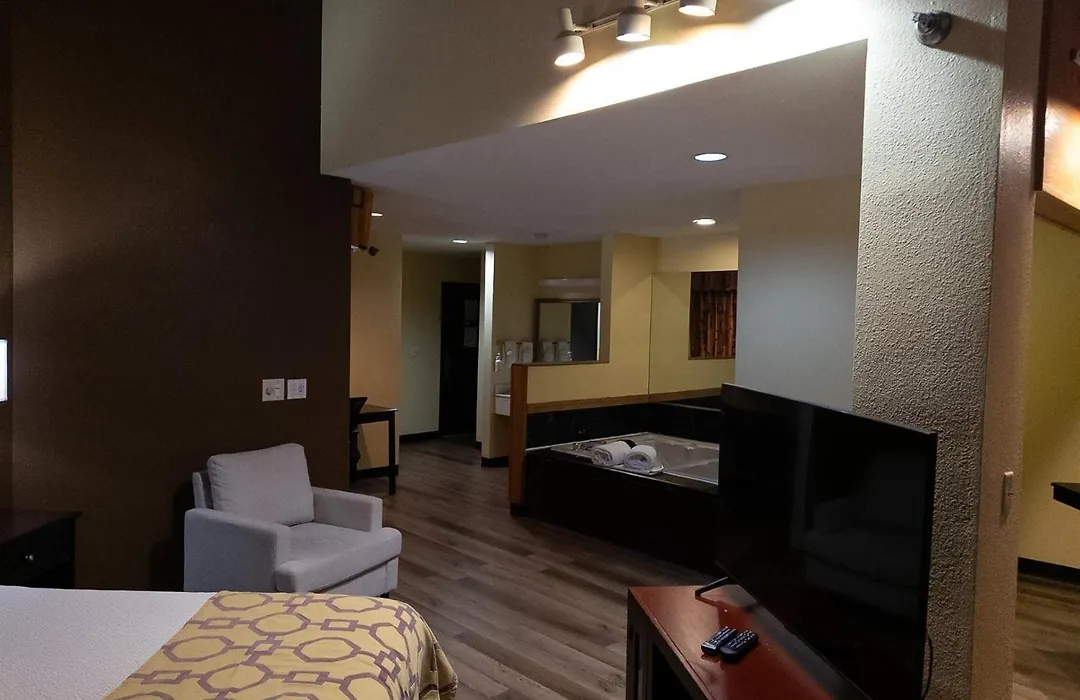 Baymont By Wyndham Battle Creek Downtown-1
