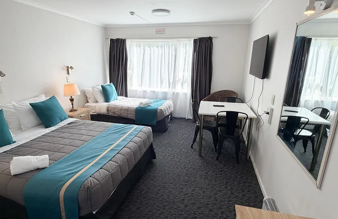 Champers Motor Inn-1