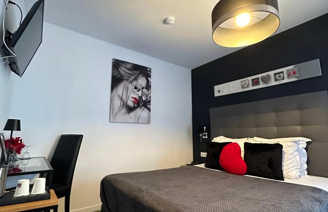 Hôtel Eden Cassis - centre-ville- piscine chauffée, jacuzzi et sauna - parking privé-1