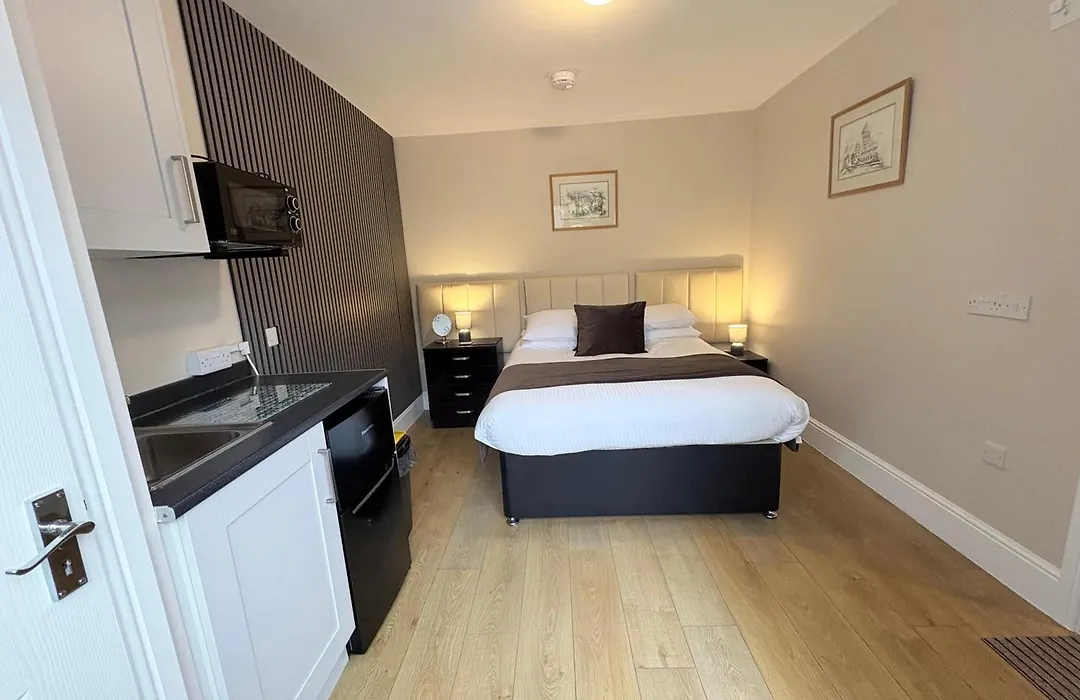 Roger Ground Guest House - With Onsite Car Parking-1