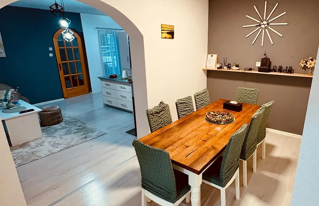 Lola'S House-1