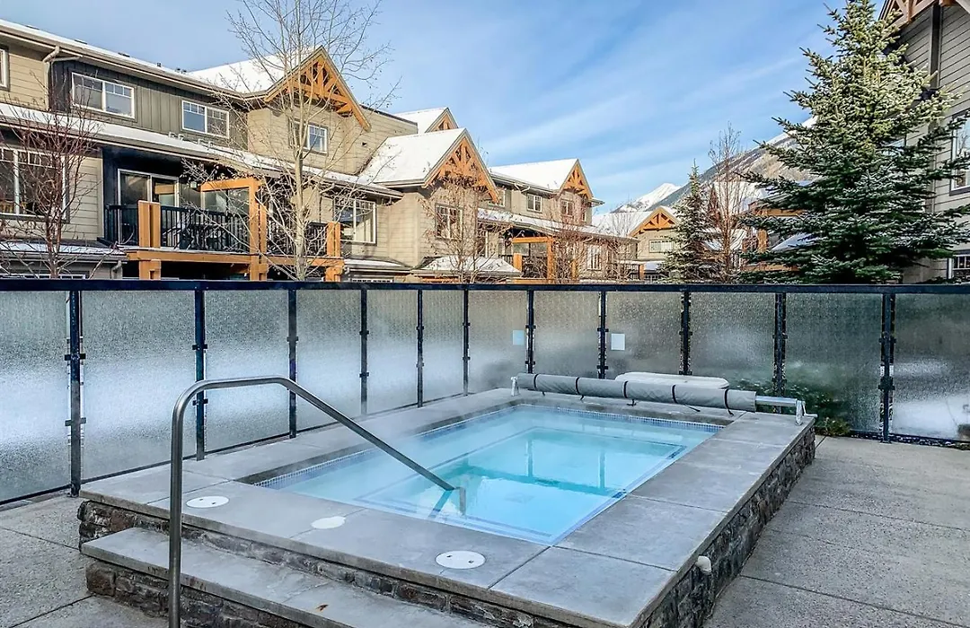 Scenic Mountain With Outdoor Hot Tub 1 Bedroom Den-1